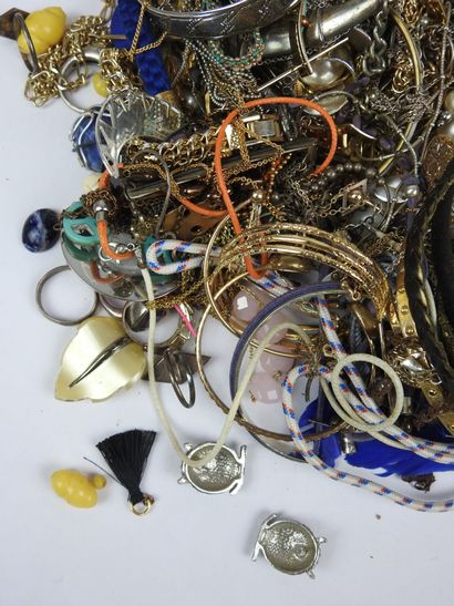 Important LOT BIJOUX FANTAISIE comprenant...