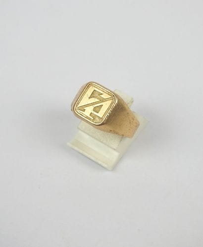 Yellow gold signet ring 