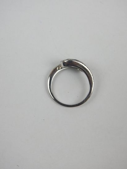 RING in 750/1000 white gold set with two...