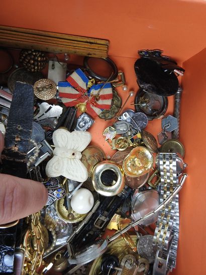Important LOT de BIJOUX FANTAISIE comprenant...