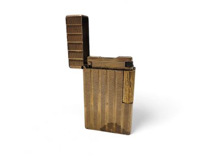 S.T DUPONT.
Striated guilloche gilt metal...