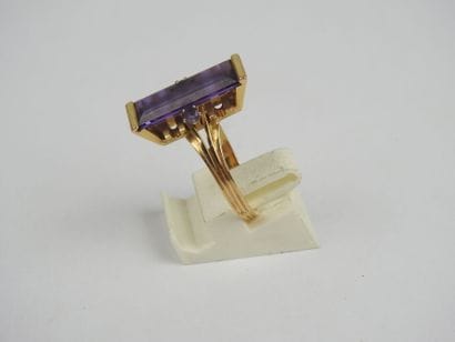 Ring in 750 thousandths gold set with an...