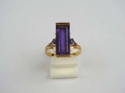 Ring in 750 thousandths gold set with an...
