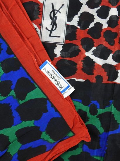 YVES SAINT LAURENT. Grand foulard imprimé....