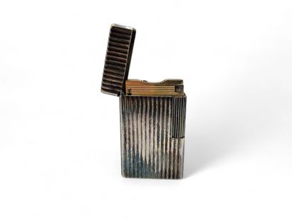 ST DUPONT.
Rectangular lighter in striated...