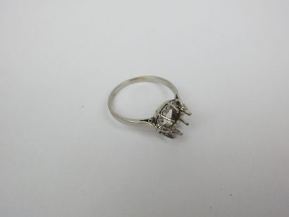 Ring setting in platinum or white gold. Weight:...
