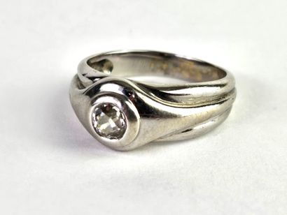 Band ring in 18K (750°/°°) white gold centered...