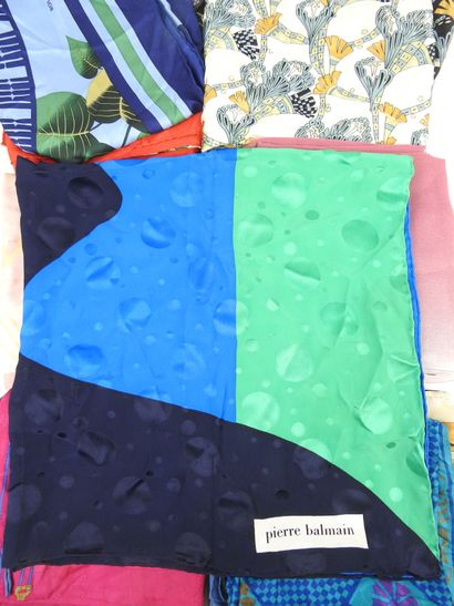 LOT de foulards en soie et coton dont Hermès,...