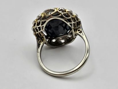 18K (750°/°°) white gold pompadour ring set...