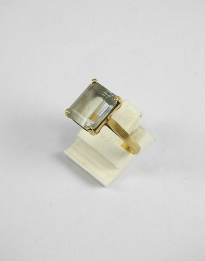 Yellow gold 750/1000th and aquamarine ring....