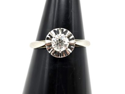Solitaire ring in white gold (750°/°°) centered...