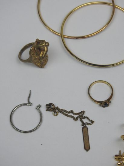 Lot of costume jewelry, creole earrings,...