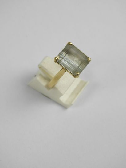 Yellow gold 750/1000th and aquamarine ring....
