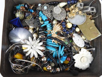 Important LOT BIJOUX FANTAISIE comprenant...