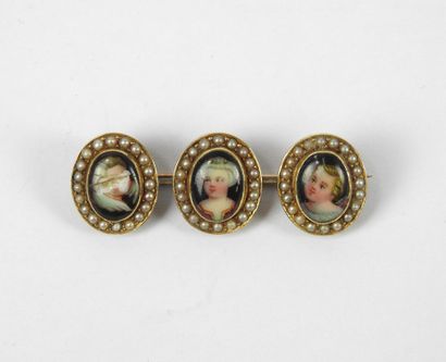 585/1000e gold brooch set with three porcelain...