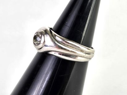 Band ring in 18K (750°/°°) white gold centered...