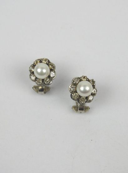 PAIR OF EARRINGS in 750/1000 white gold adorned...