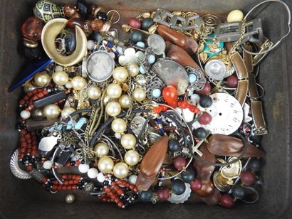 Important LOT BIJOUX FANTAISIE comprenant...