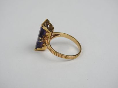 Ring in 750 thousandths gold set with an...