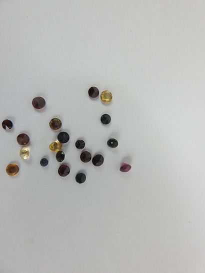 Lot of 20 round pave stones including garnets,...
