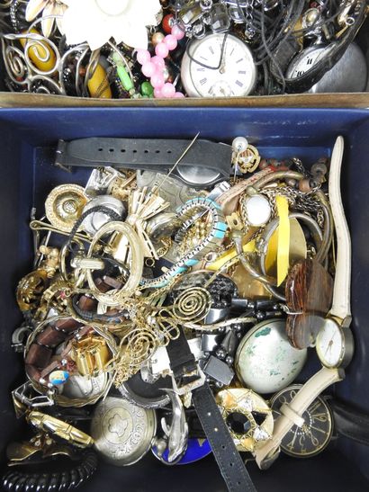Important LOT BIJOUX FANTAISIE comprenant...