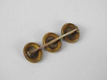 585/1000e gold brooch set with three porcelain...