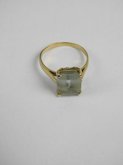 Yellow gold 750/1000th and aquamarine ring....