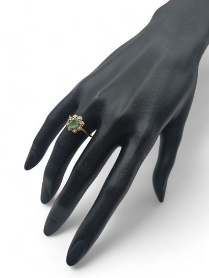 Yellow gold 750 thousandths daisy ring centered...