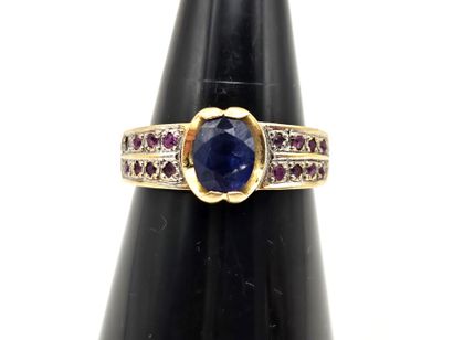 18K (750°/°°) yellow gold ring centered on...