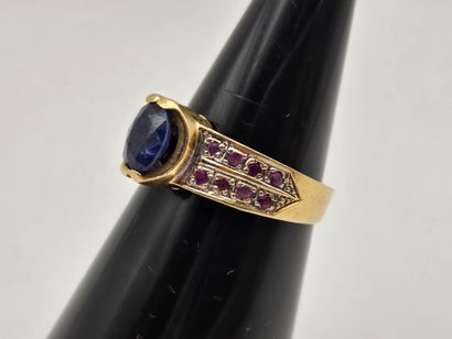 18K (750°/°°) yellow gold ring centered on...