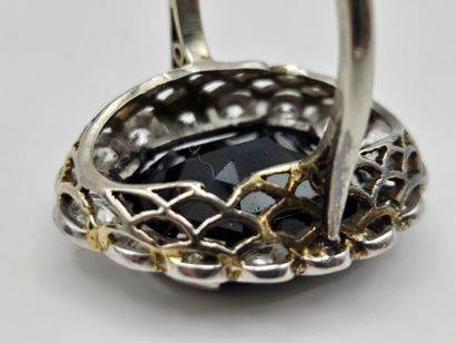 18K (750°/°°) white gold pompadour ring set...
