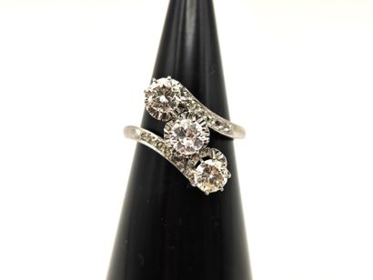 18K (750°/°°) white gold ring set with 3...