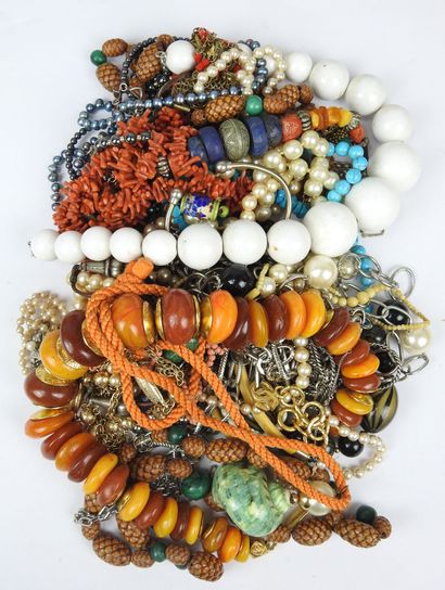 Important LOT BIJOUX FANTAISIE comprenant...