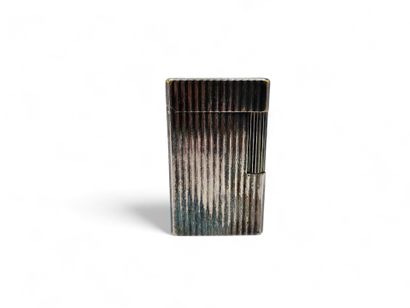 ST DUPONT.
Rectangular lighter in striated...