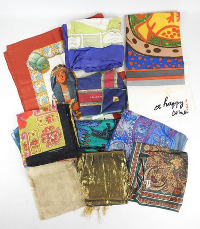 LOT de FOULARDS et CARRES en soie et divers...