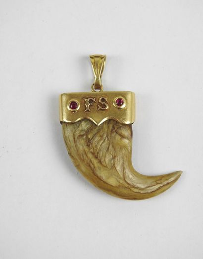 Lion claw pendant set in 750/1000th yellow...