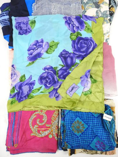 LOT de foulards en soie et coton dont Hermès,...