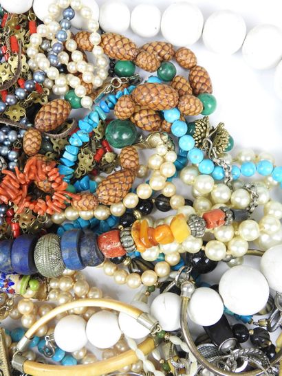 Important LOT BIJOUX FANTAISIE comprenant...