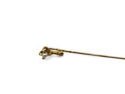 Tie-pin in 750 thousandths yellow gold, the...