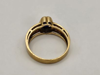 18K (750°/°°) yellow gold ring centered on...