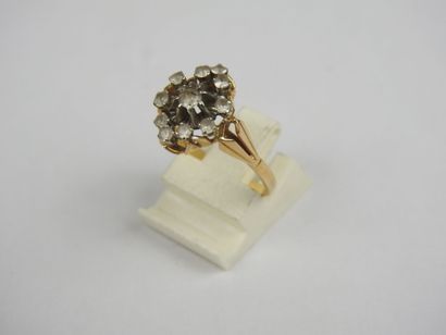 Flower ring in 750 thousandths gold and glass...