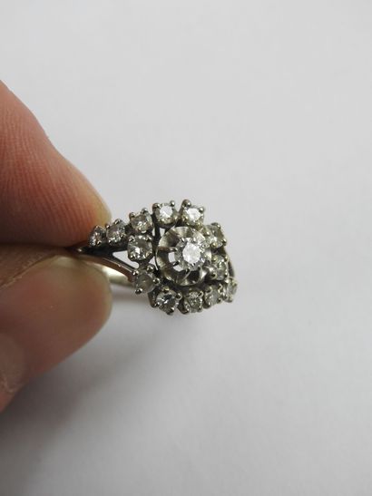 White gold ring with 15 diamonds. 4.94g....