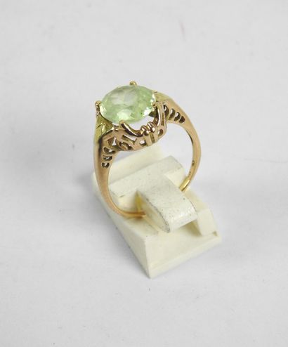 Low-titanium yellow gold and glass ring....