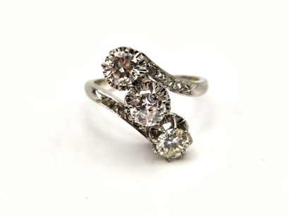 18K (750°/°°) white gold ring set with 3...