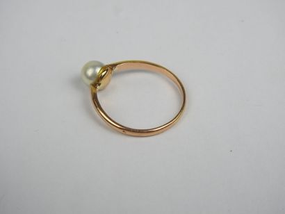 Gold ring 750 thousandths adorned with a...