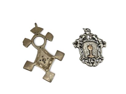 Lot of 5 silver jewels including : 
a southern...