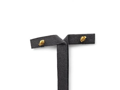 Pair of stud earrings in 750 thousandths...