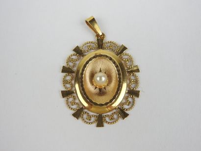 Pendant in 750 thousandths gold and pearl,...