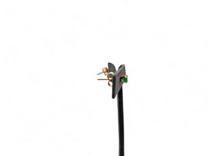 Lot of 2 pairs of ear studs in 375-millimeter...