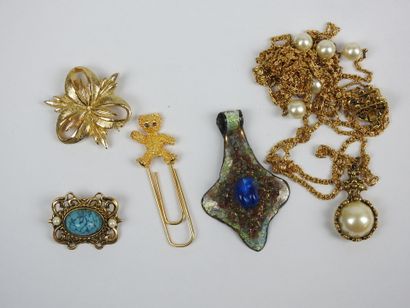LOT OF FANTAISIE JEWELRY including necklaces,...